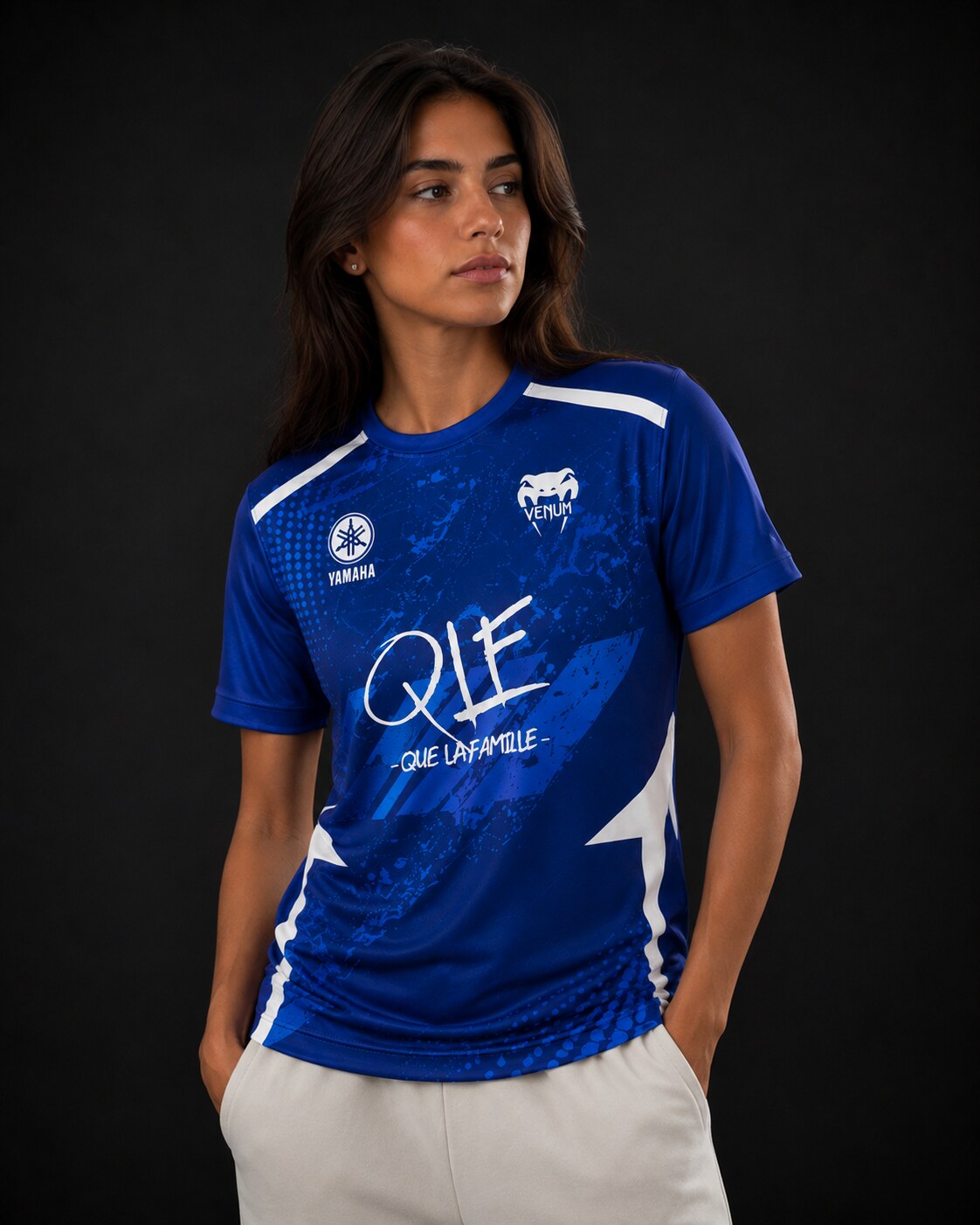 Femme portant le maillot QLF Palm Era Bleu