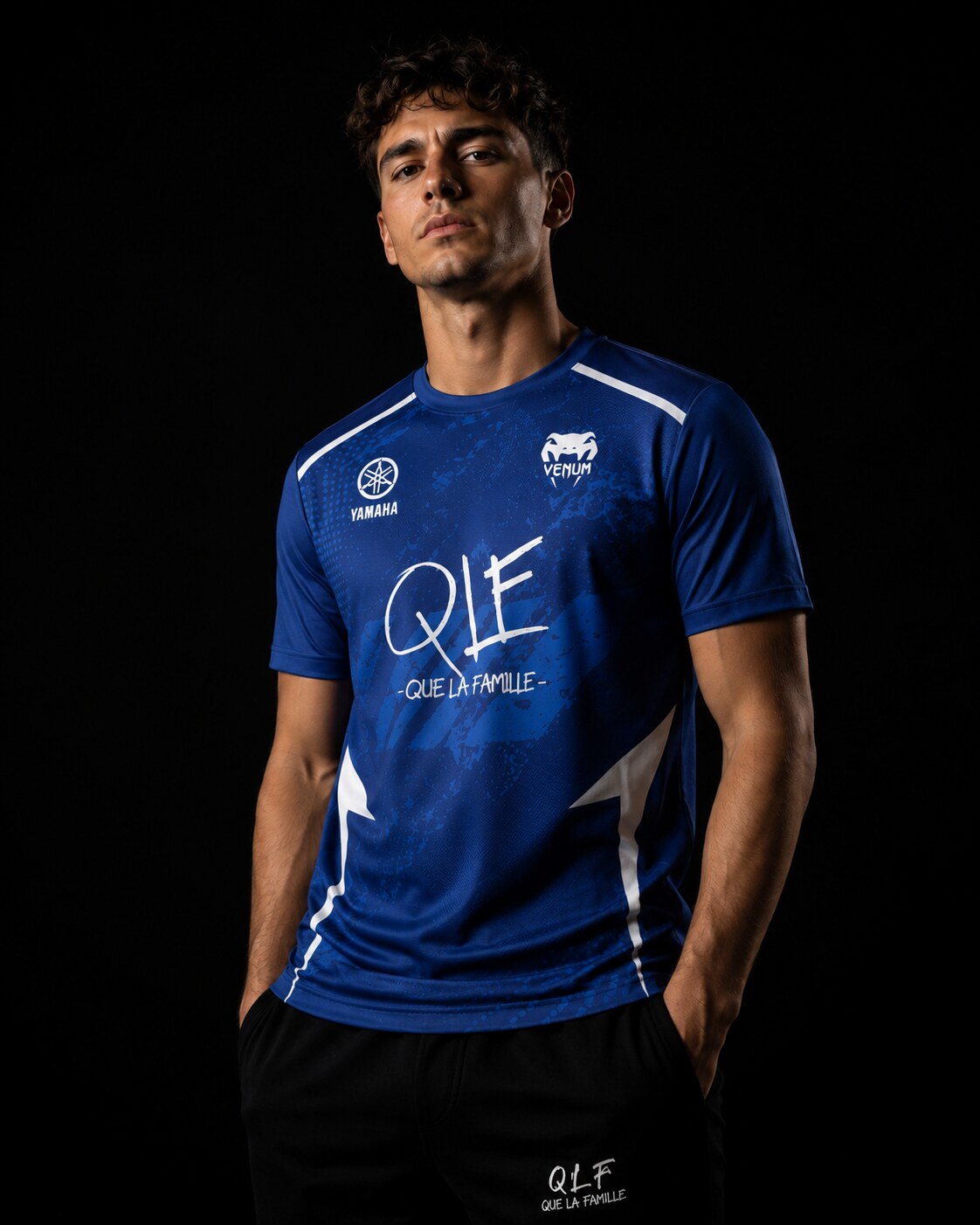 Homme portant le maillot QLF Palm Era Bleu
