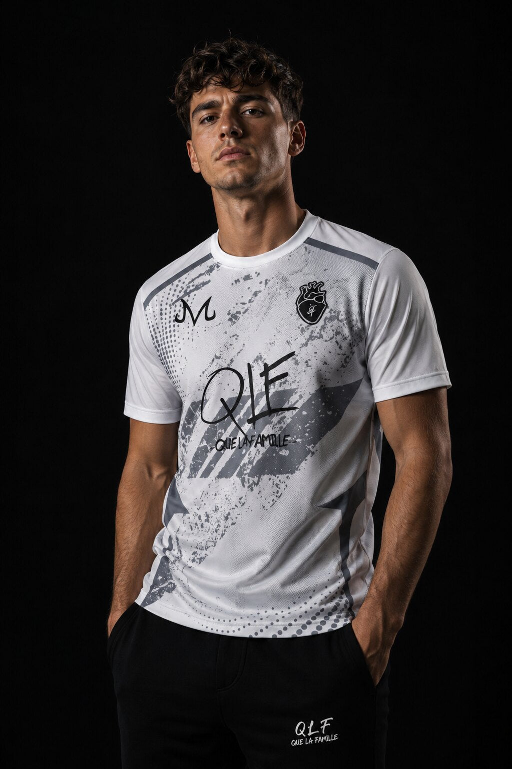 Homme portant le maillot QLF blanc