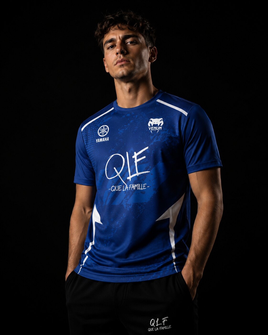 Homme portant le maillot QLF bleu