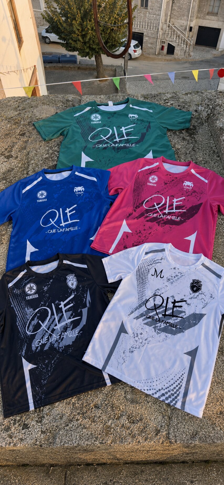 Les cinq maillots QLF Palm Era : vert, bleu, rose, noir et blanc
