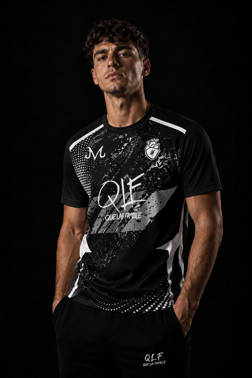 Homme portant le maillot QLF noir