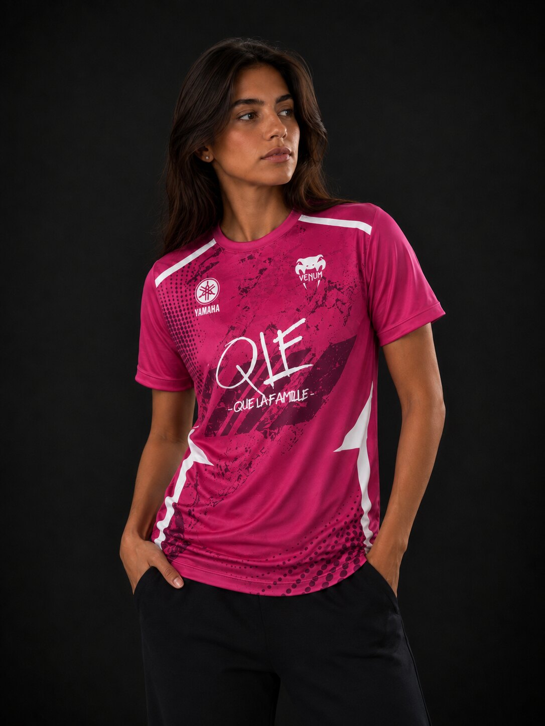Femme portant le maillot QLF rose