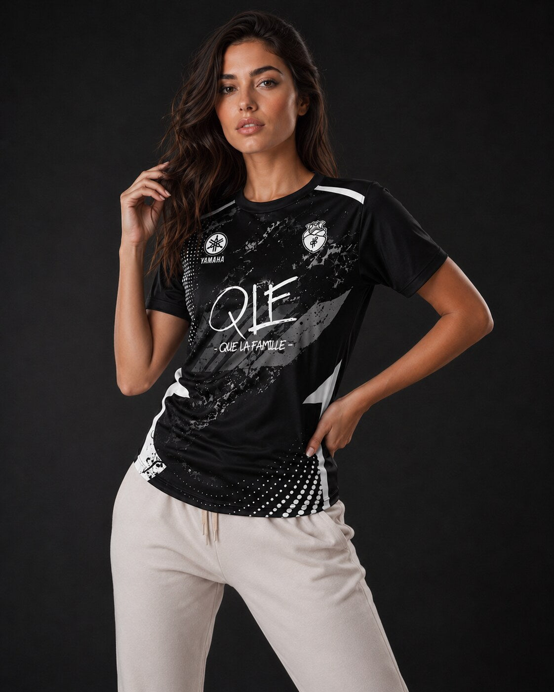 Femme portant le maillot QLF Palm Era Noir