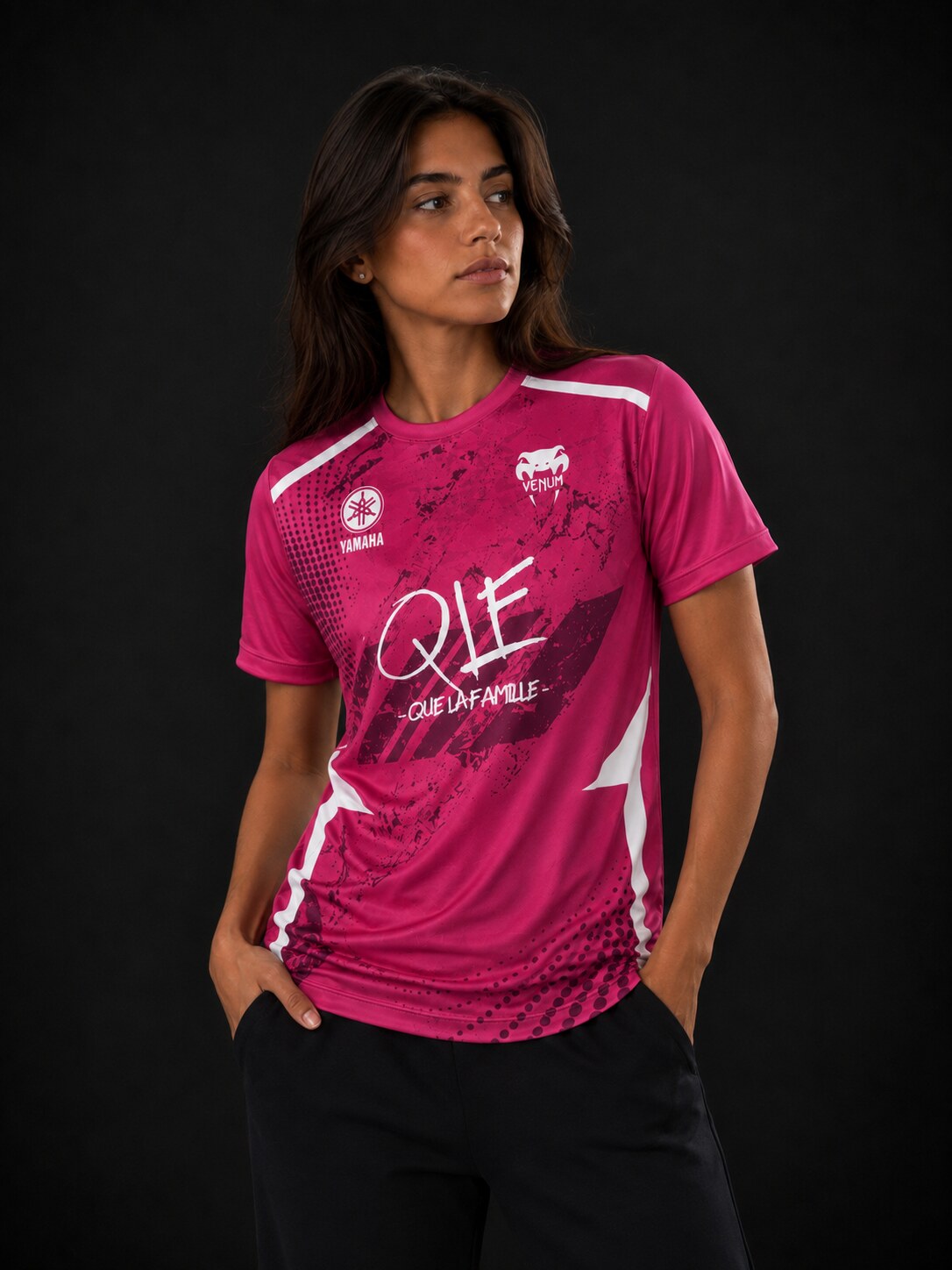 Femme portant le maillot QLF Palm Era Rose