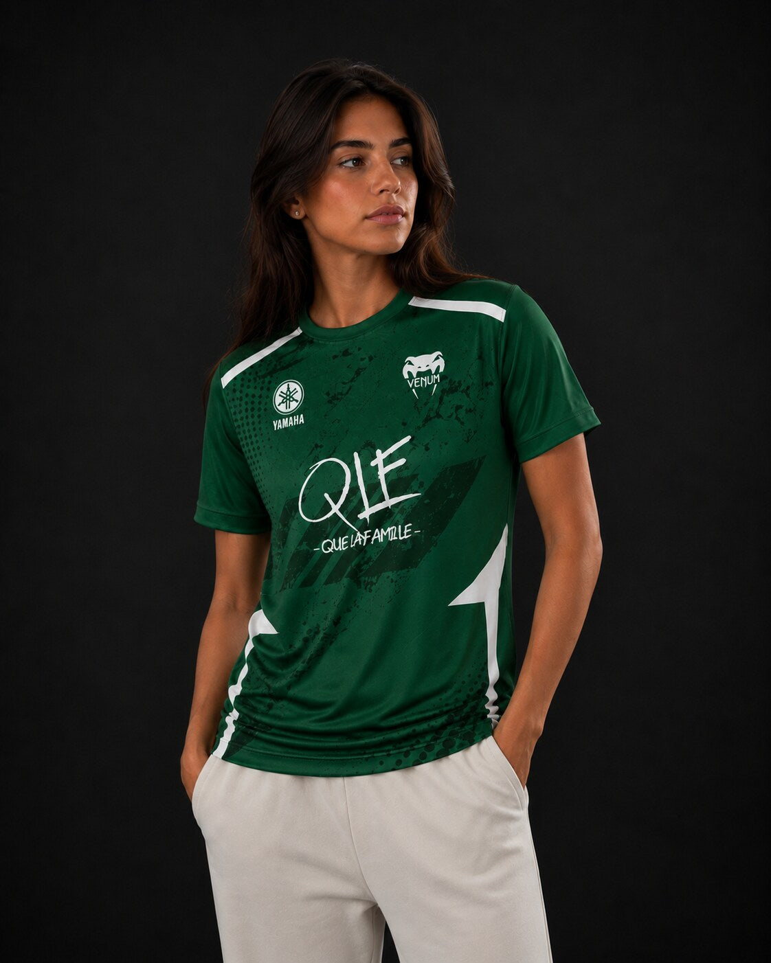 Femme portant le maillot QLF Palm Era Vert